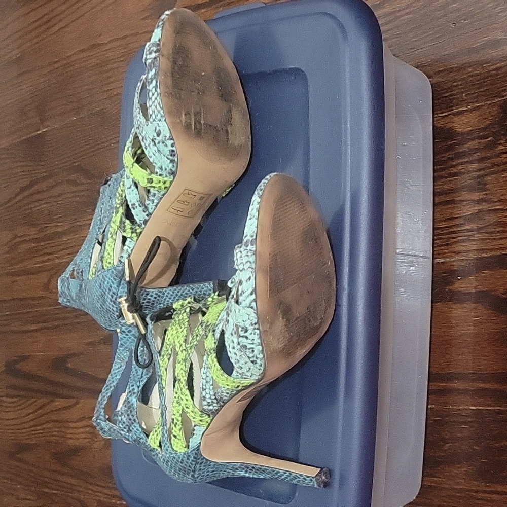 Heels - Picture 4 of 4
